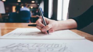 Designer dessinant un logo au crayon